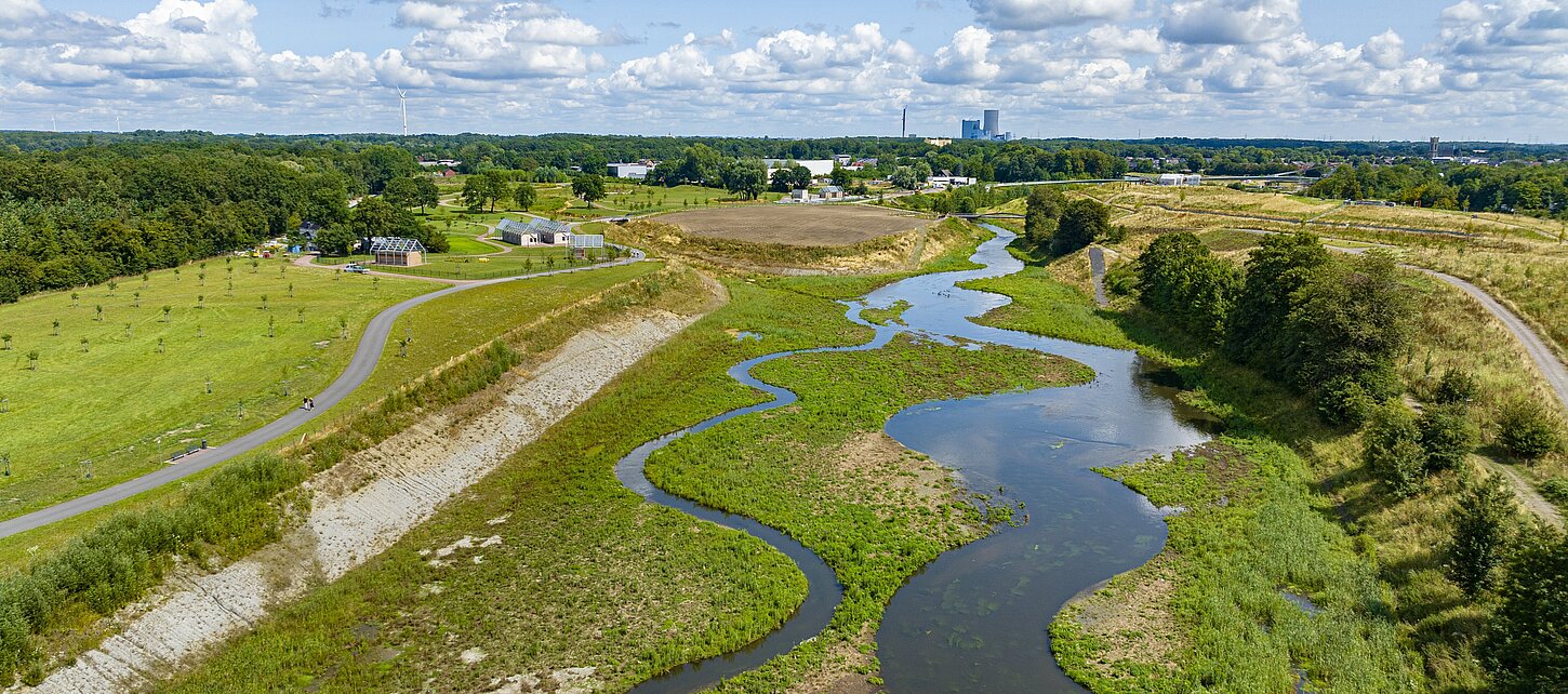 Luftbild auf den Flusslauf der renaturierten Emscher