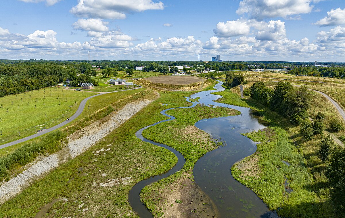 Luftbild auf den Flusslauf der renaturierten Emscher