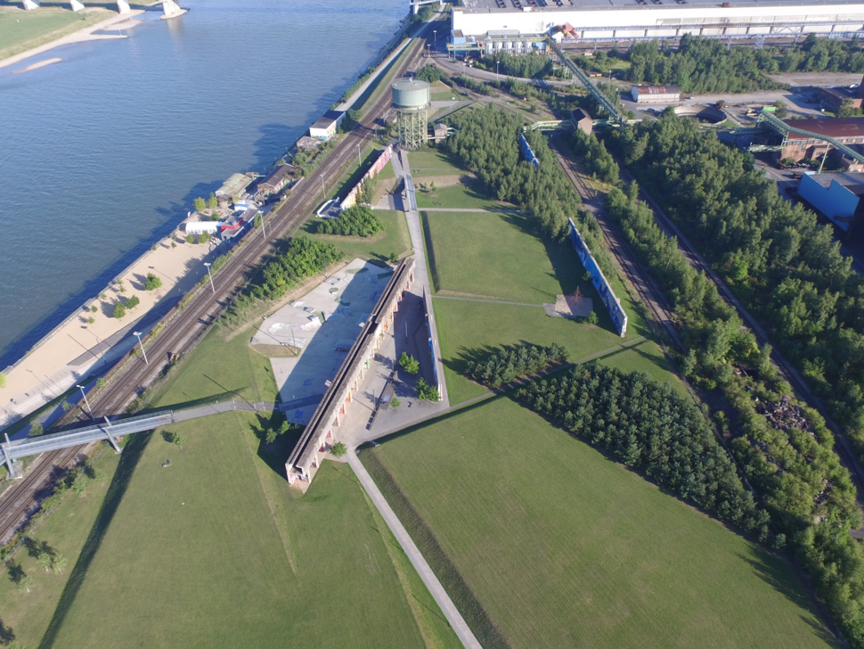 Drohnenaufnahme von Rhein und RheinPark
