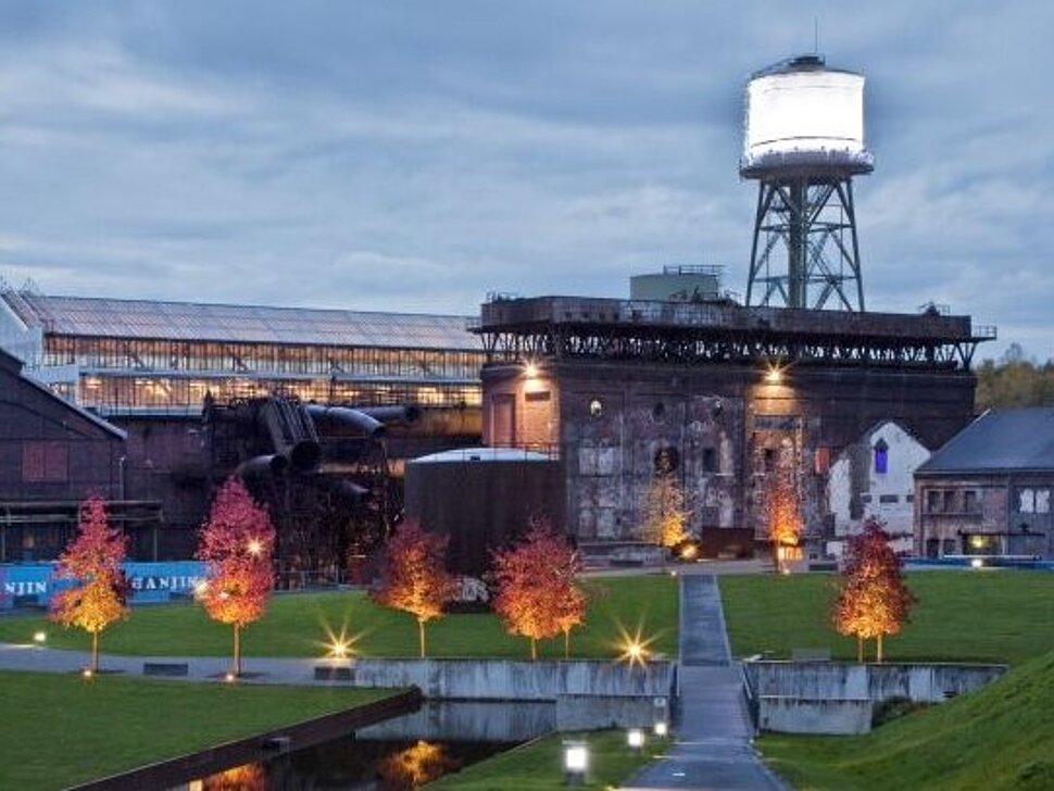 Der Westpark mit der Jahrhunderthalle und dem Wasserturm in Bochum. Foto: RVR/Ziese