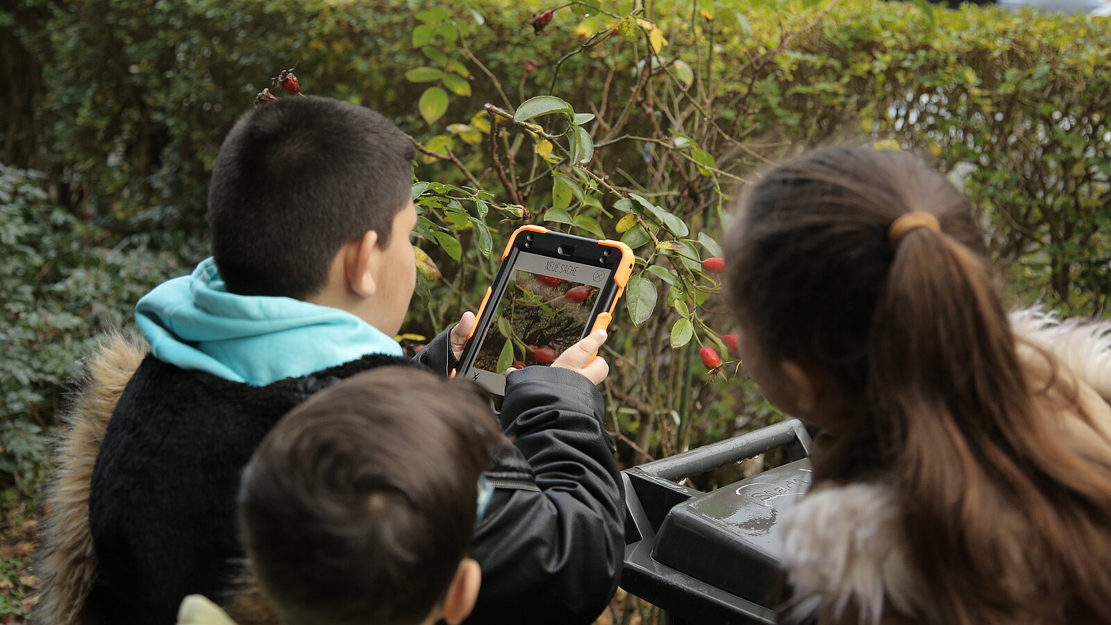 Kinder schauen auf ein Tablet