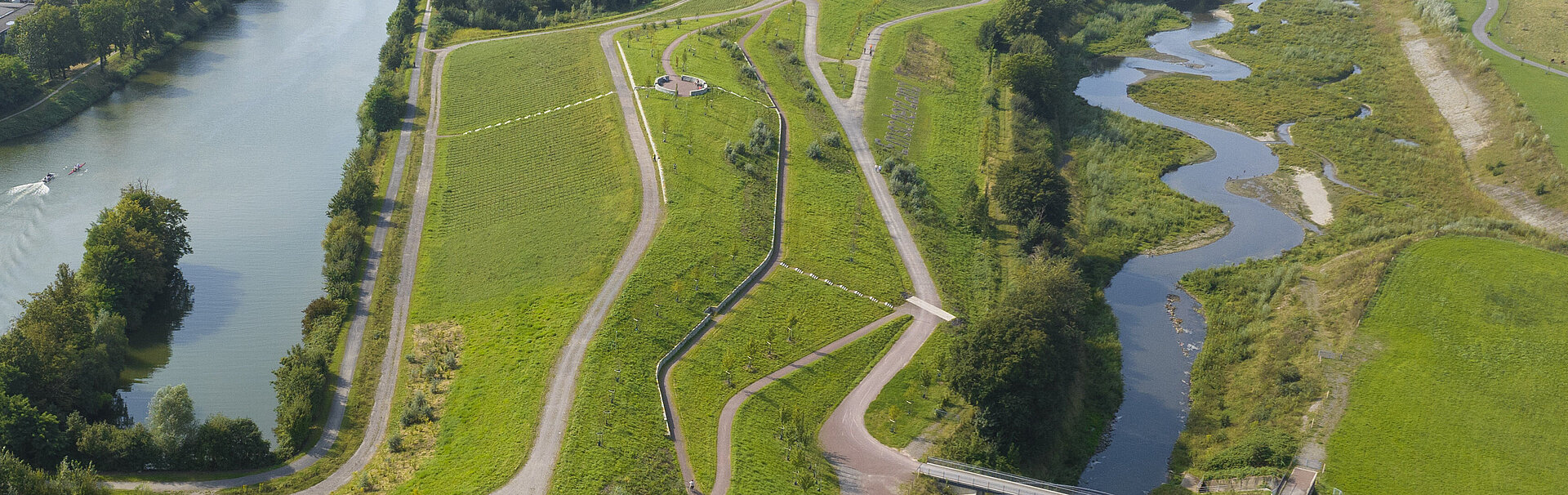 Drohnenaufnahme vom Emscher (Fluß) und Parklandschaft