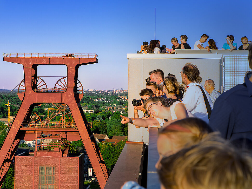 Blick vom Dach der Kohlenwäsche auf den Doppelbock von Zollverein.