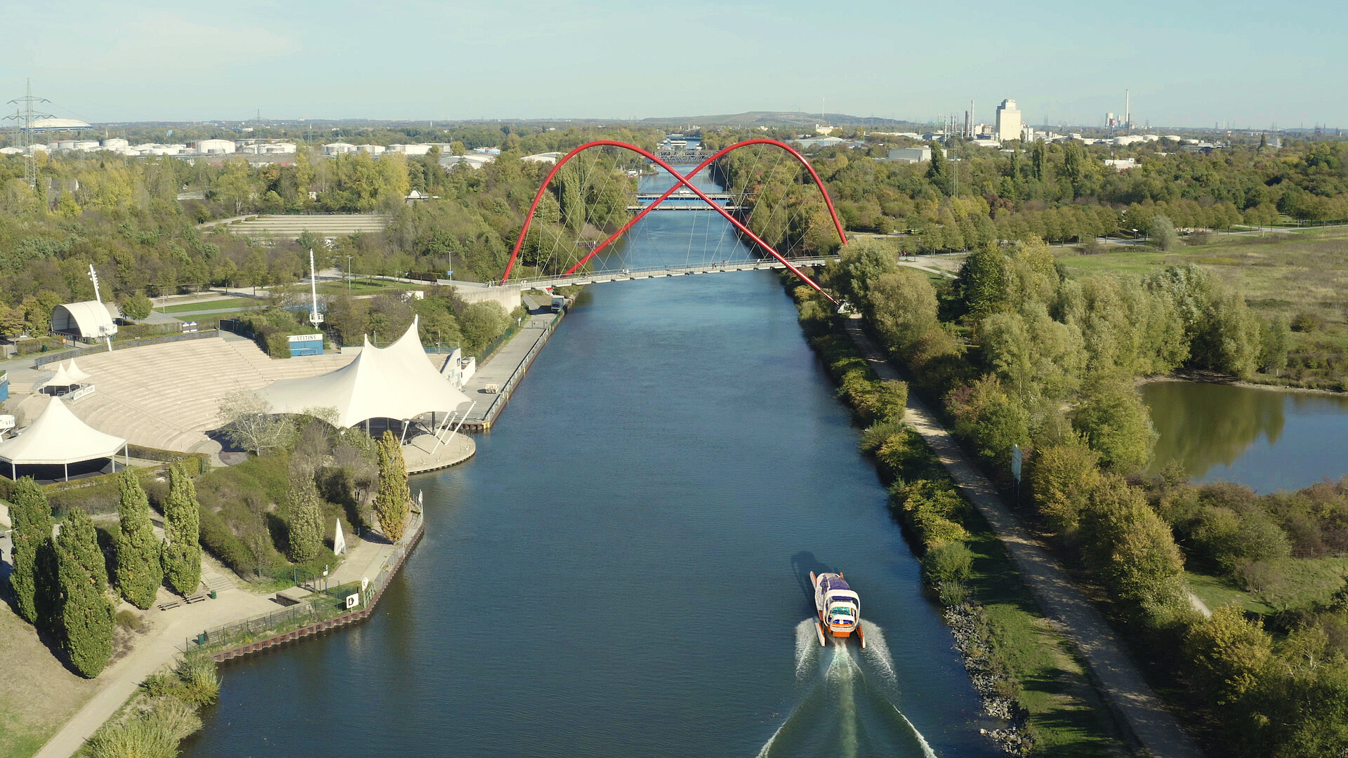 Das Bild zeigt die rote Doppelbogenbrücke, die sich über den Rhein-Herne-Kanal spannt.