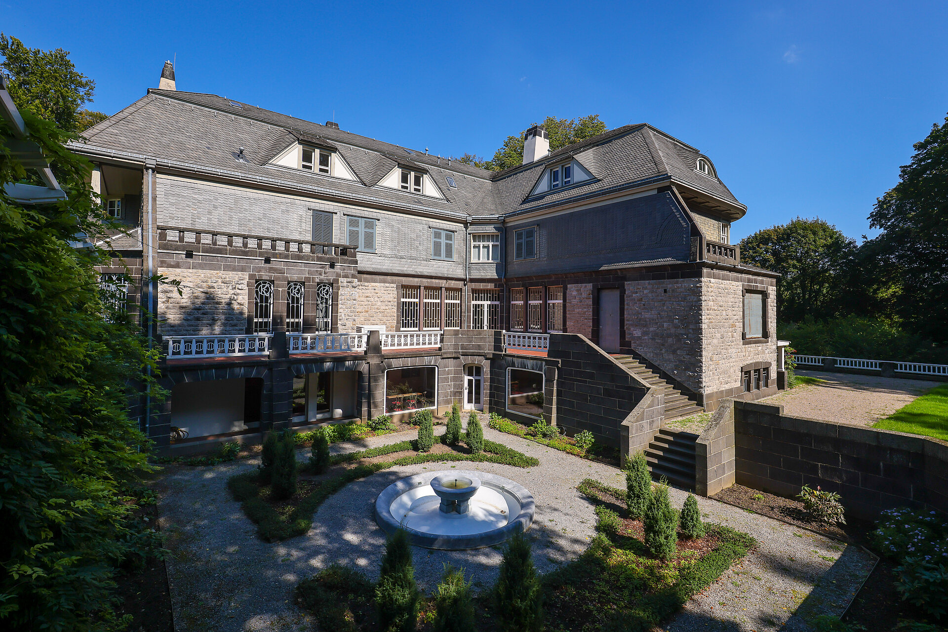 Das Haus in Jugendstil Architektur mit Springbrunnen in der Mitte des Innenhofs.