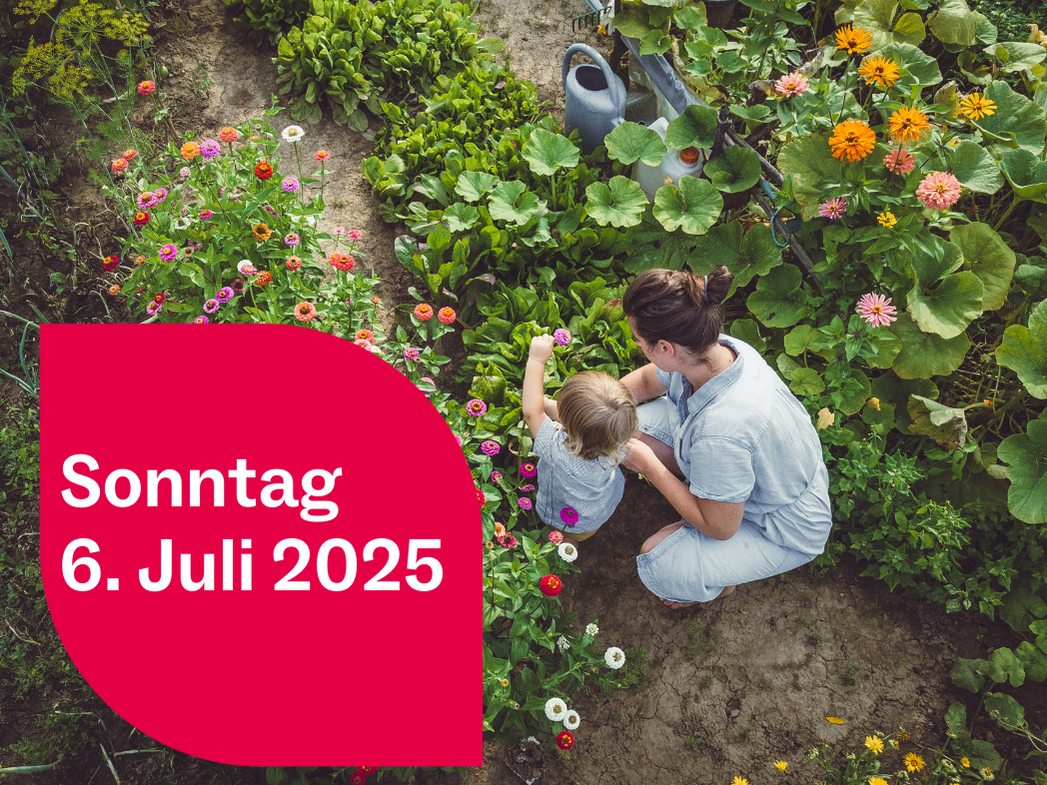Frau mit Kind im Garten