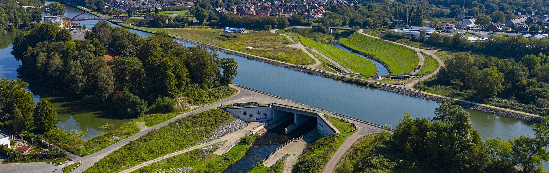 Das Bild zeigt das Areal des Zukunftsgartens Emscherland per Drohnenaufnahme.