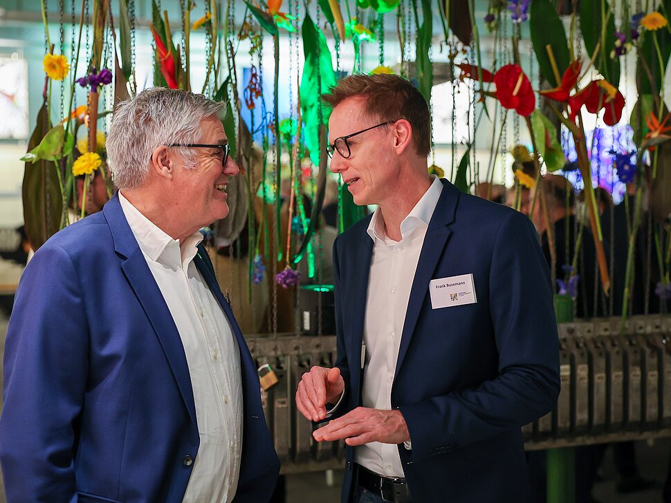 2 Personen im Gespräch