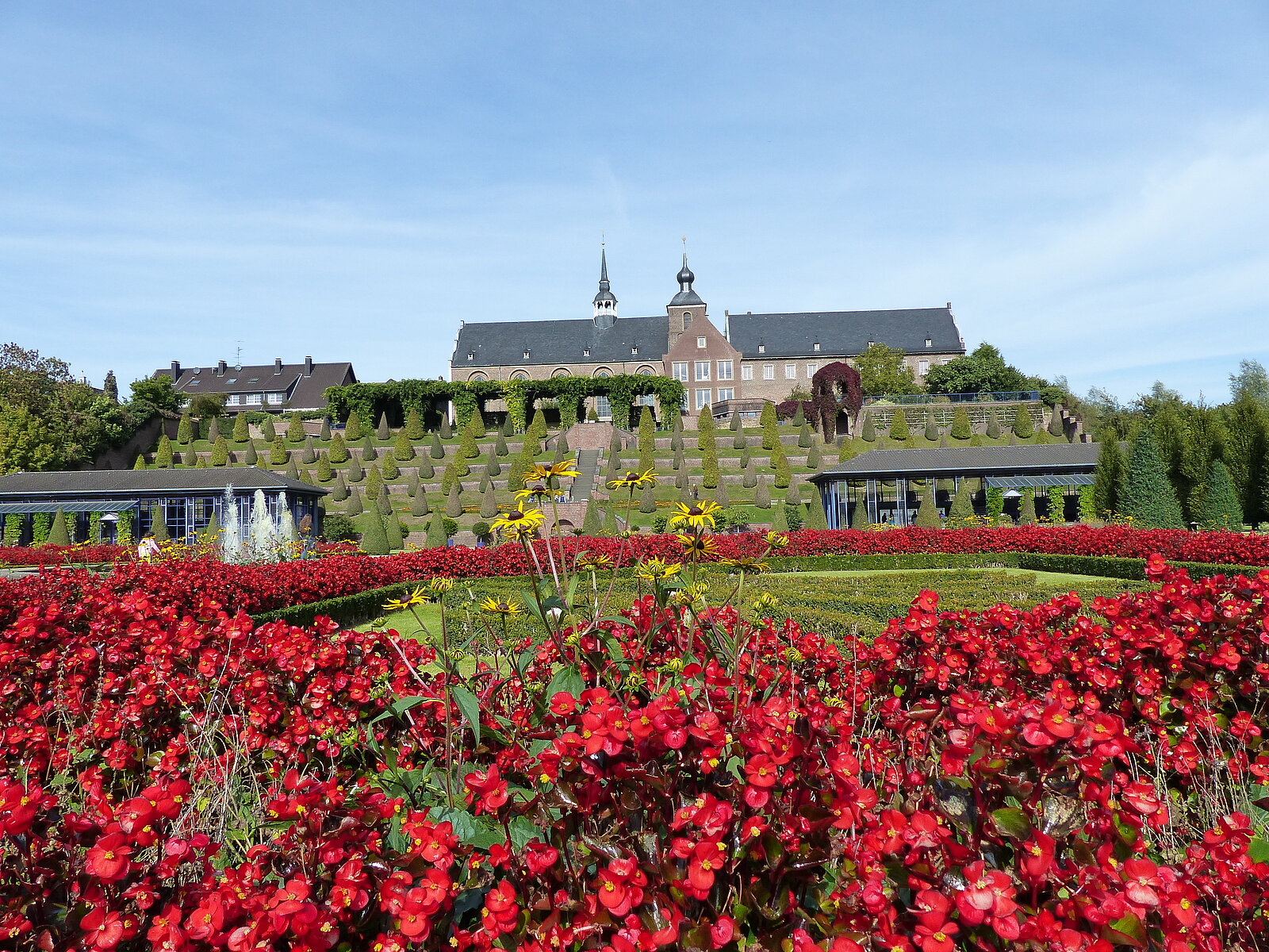 Blick auf den Terrassengarten und das Barockschloss © Stadt Kamp-Lintfort 