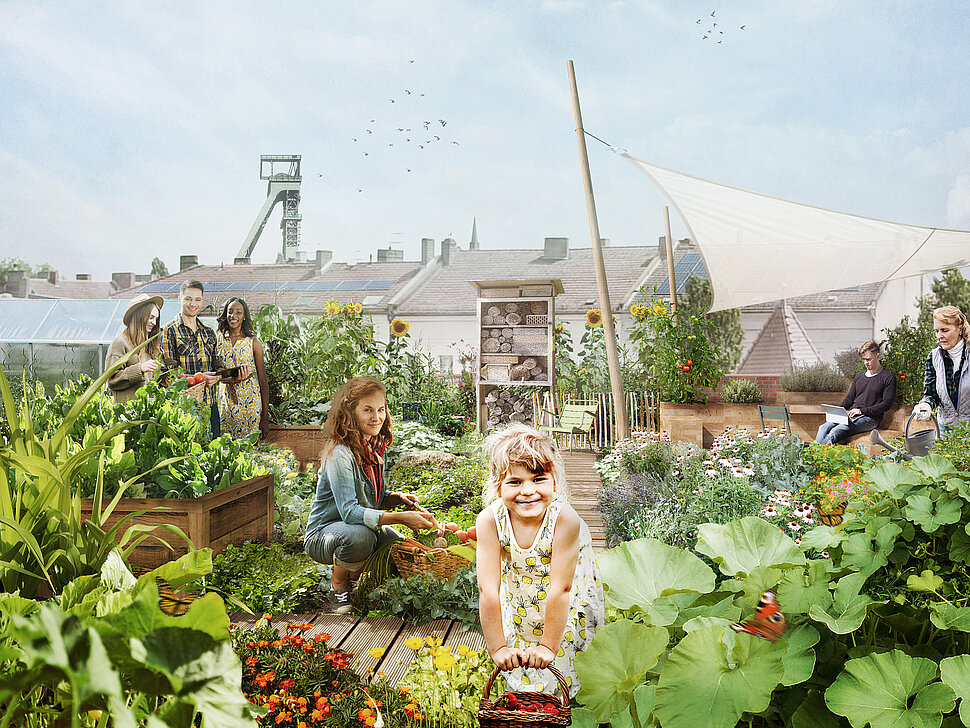 Lächelndes Kind mit Erntekorb in urbanem Dachgarten voller Gemüse, Blumen und Menschen beim Gärtnern.