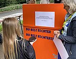 Zwei Personen diskutieren einen Kinderrechtsfall.