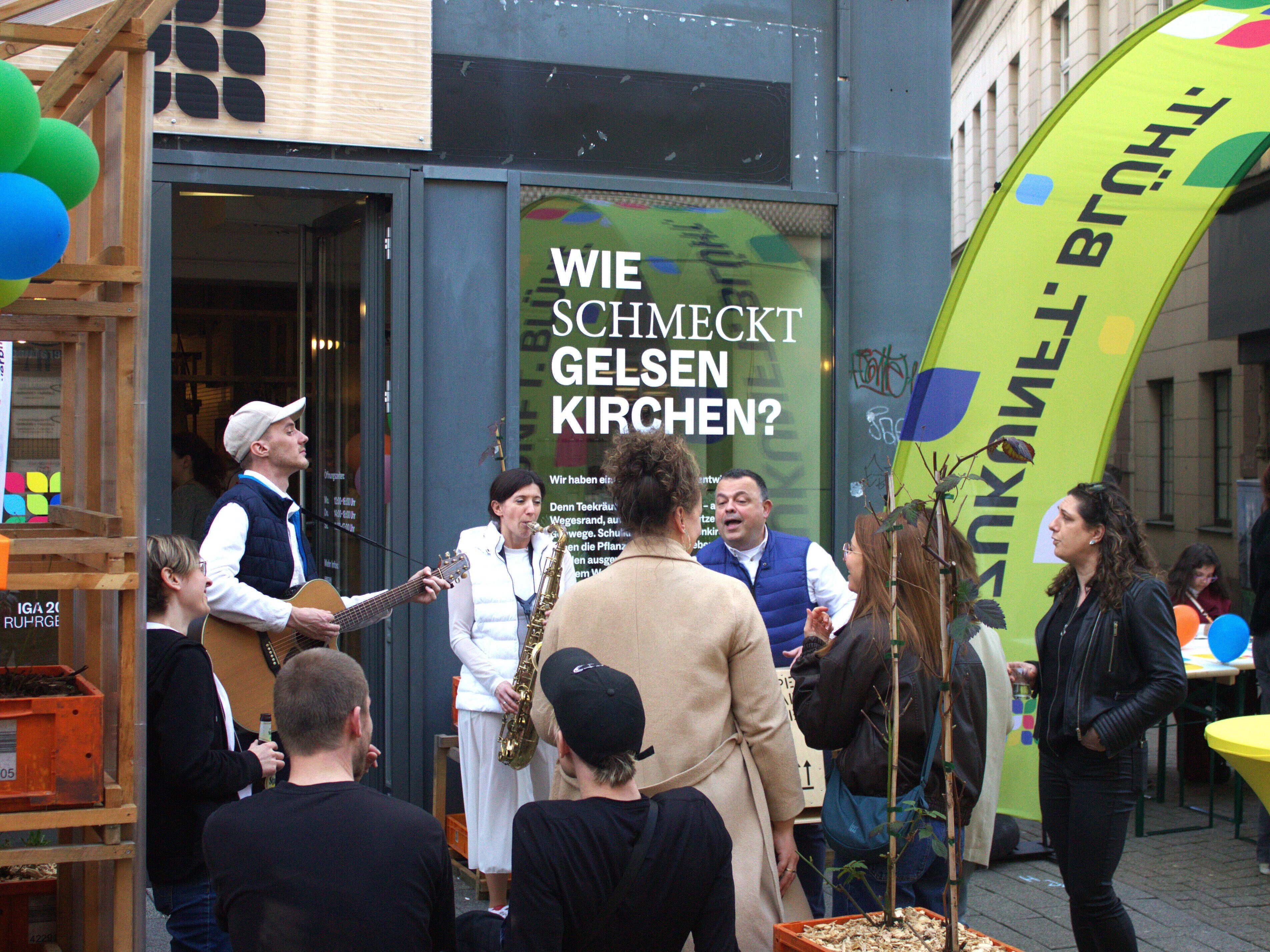 Feiernde Menschen im Außenbereich der Pop-Up-IGA in der Fußgängerzone in Gelsenkirchen