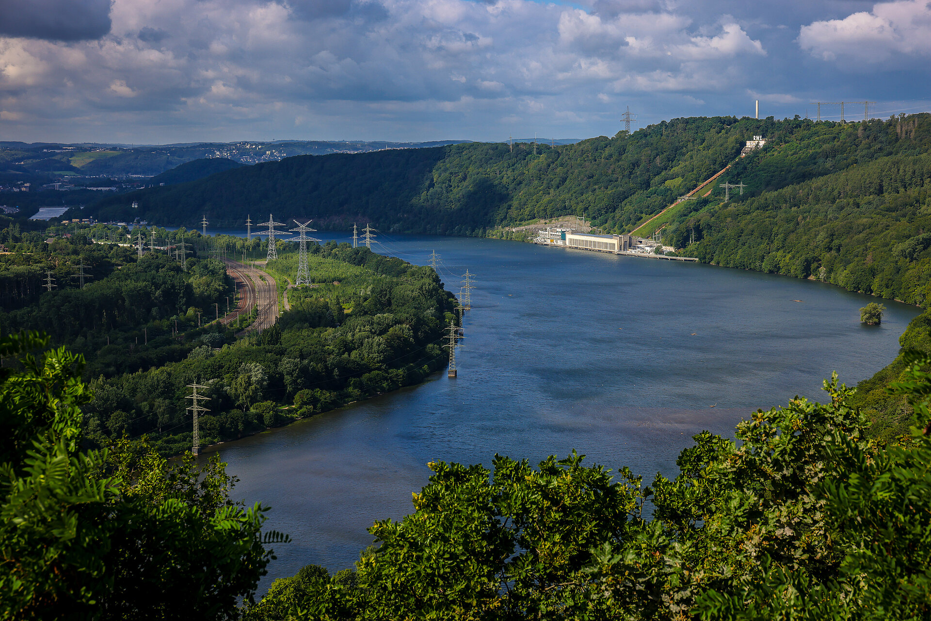Vogelperspektive auf den Hengsteysee umgeben von grünen Wäldern
