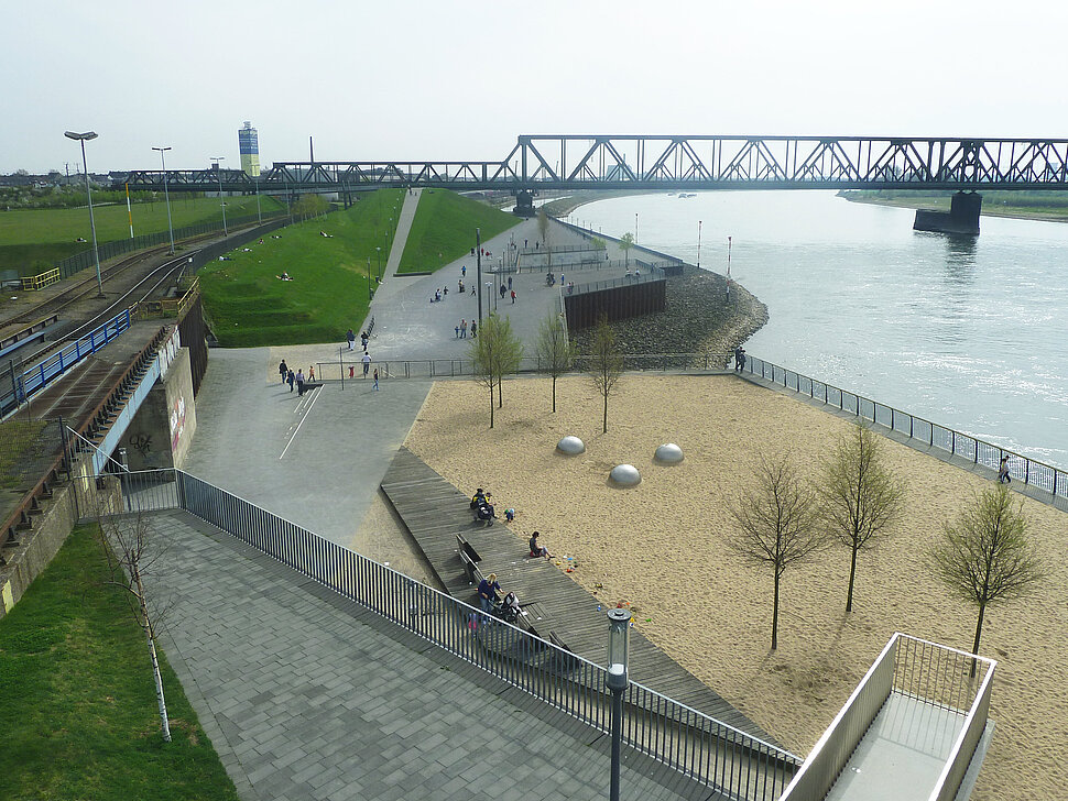 Das Bild zeigt den Duisburger RheinPark.