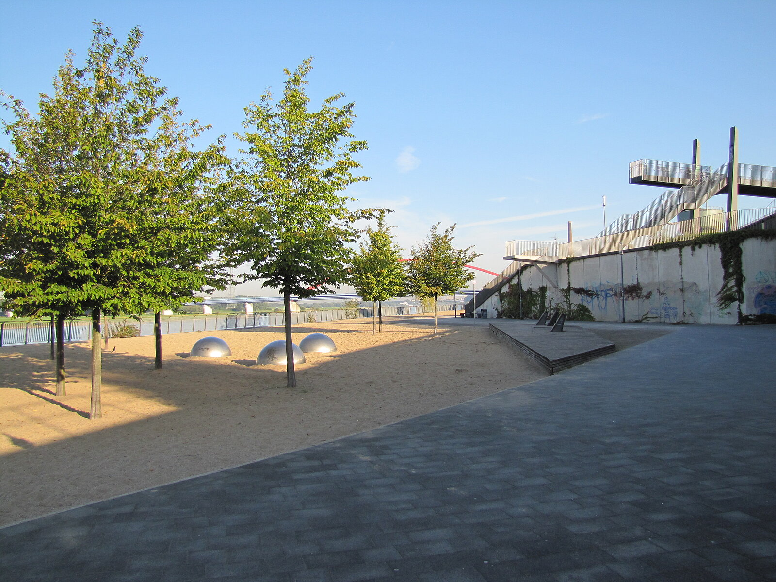 Das Bild zeigt den Rheinstrand im RheinPark.