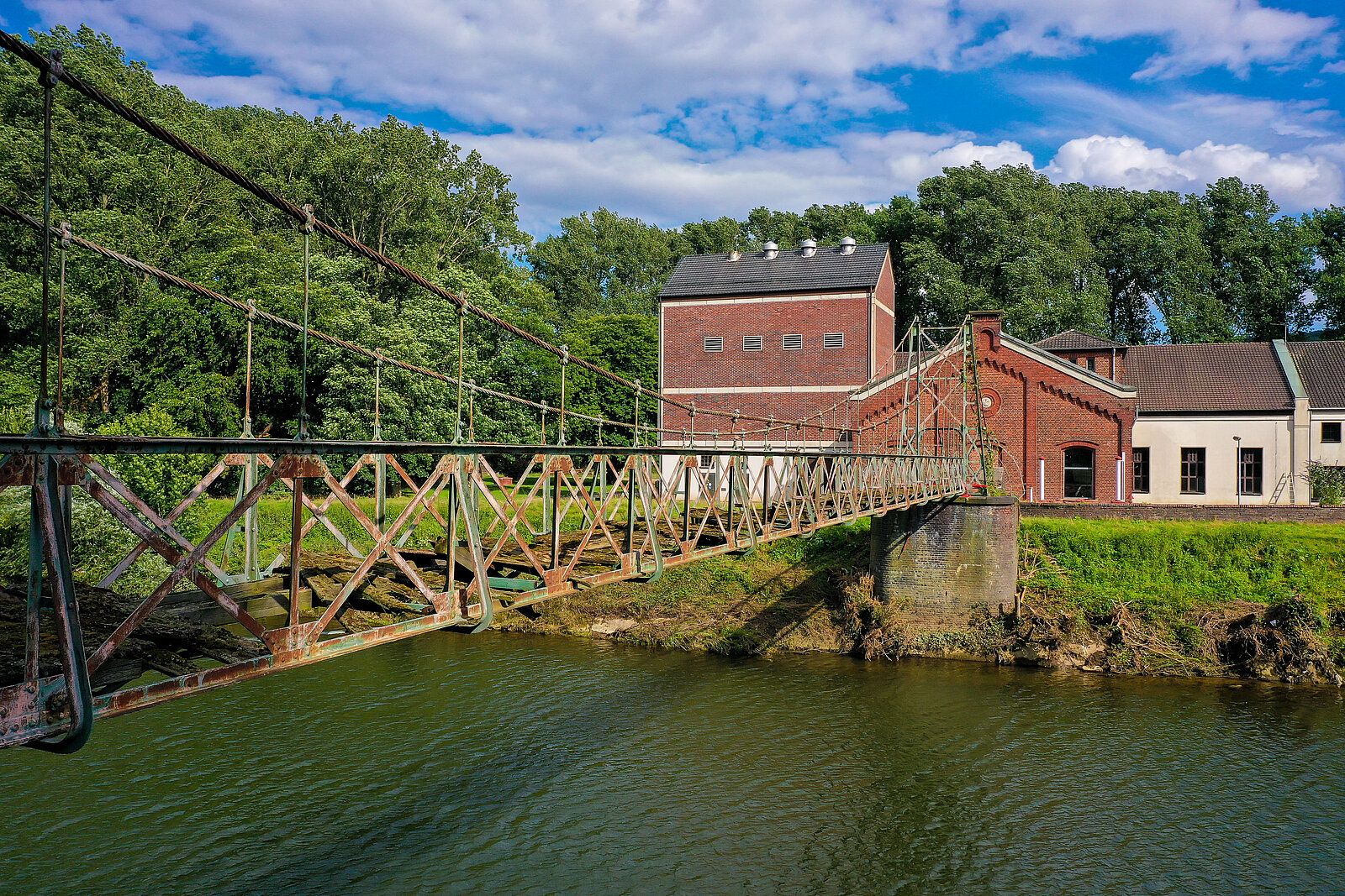  Die denkmalgeschützte Seilhängebrücke. © Rupert Oberhäuser