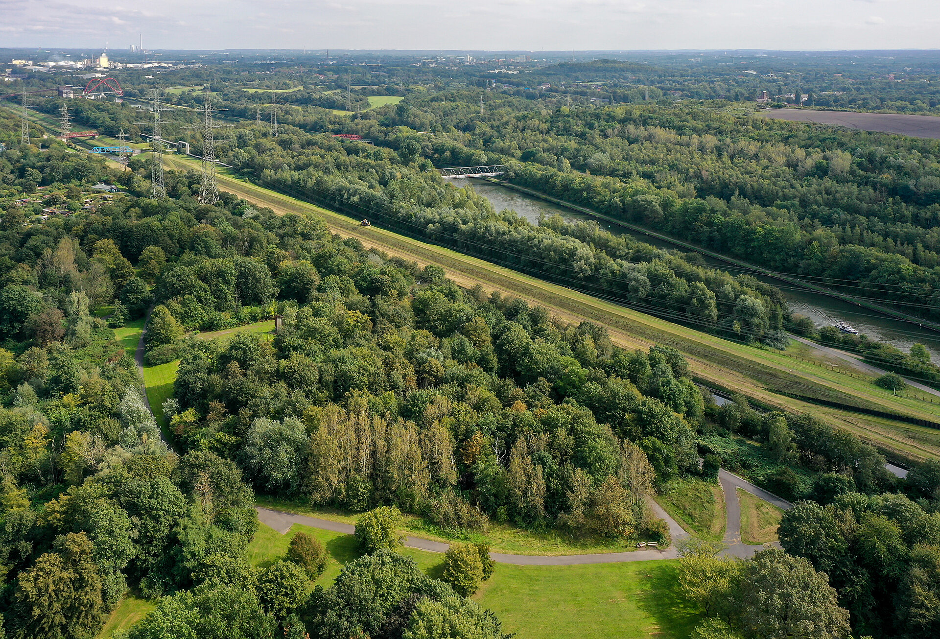 Vogelperspektive auf den Emscherpark mit grünen Bäumen
