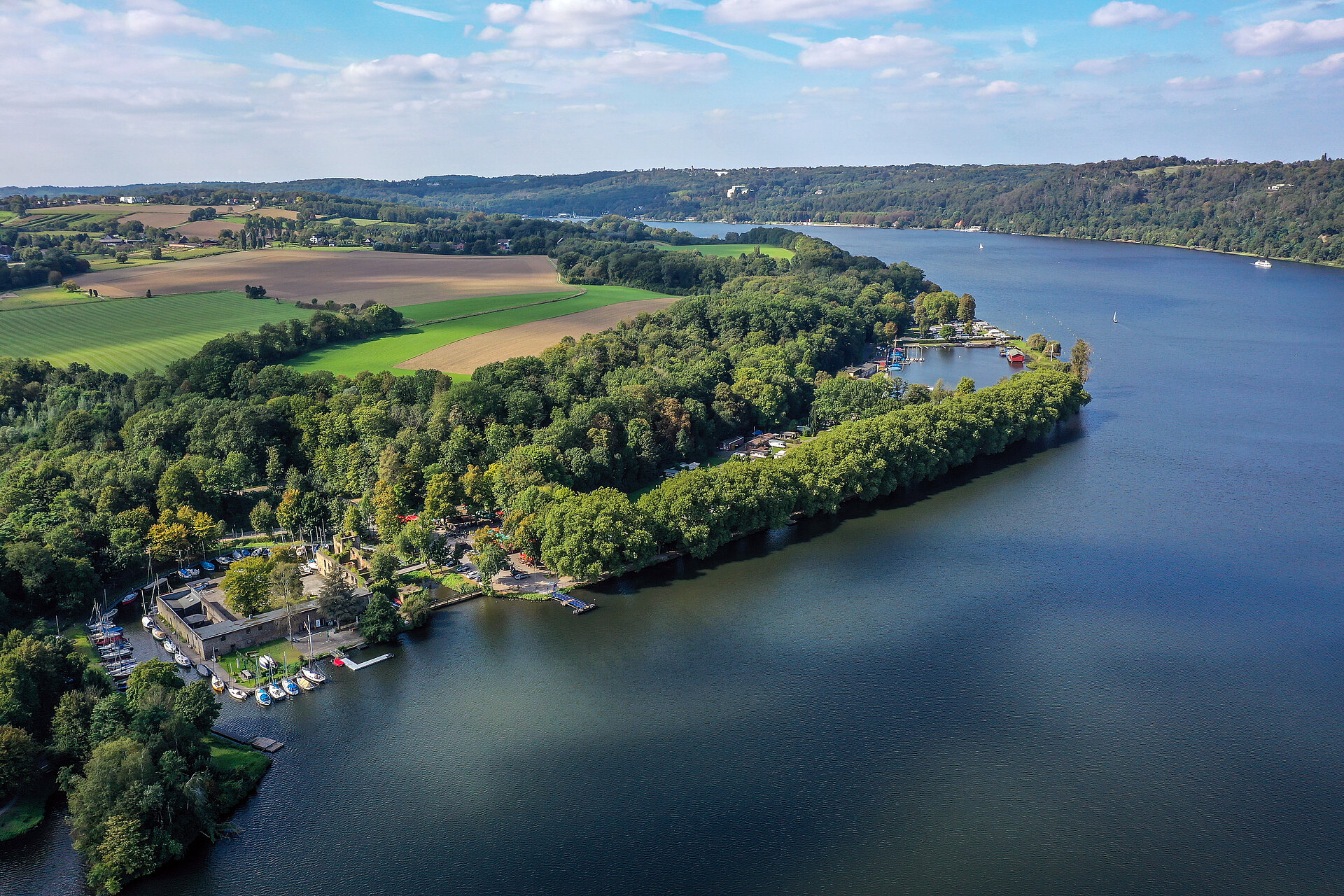 Vogelperspektive auf das Essener Ruhrtal inklusive Baldeneysee