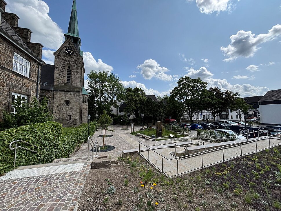 Park und Zugangsbereich der Burgruine (Wetter), die barrierefrei umgestaltet wurden