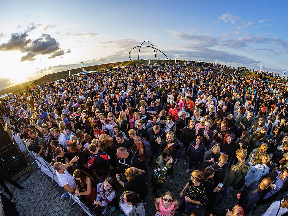Knapp 9.000 Leute tanzten in den Sonnenuntergang. 