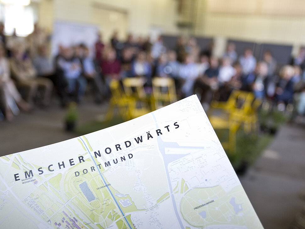 Das Bild zeigt eine Broschüre zum Dortmunder Zukunftsgarten in Nahaufnahme.