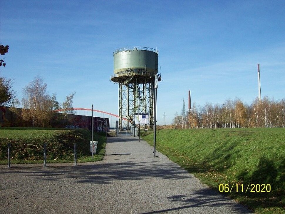 Das Bild zeigt den Wasserturm im Rheinpark.