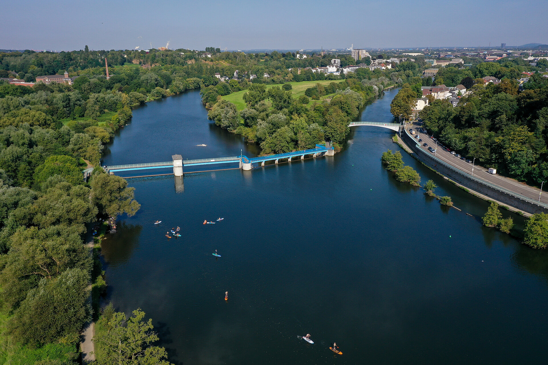 Vogelperspektivischen Blick auf die Ruhr und Walzenwehr inmitten von grünen Wäldern