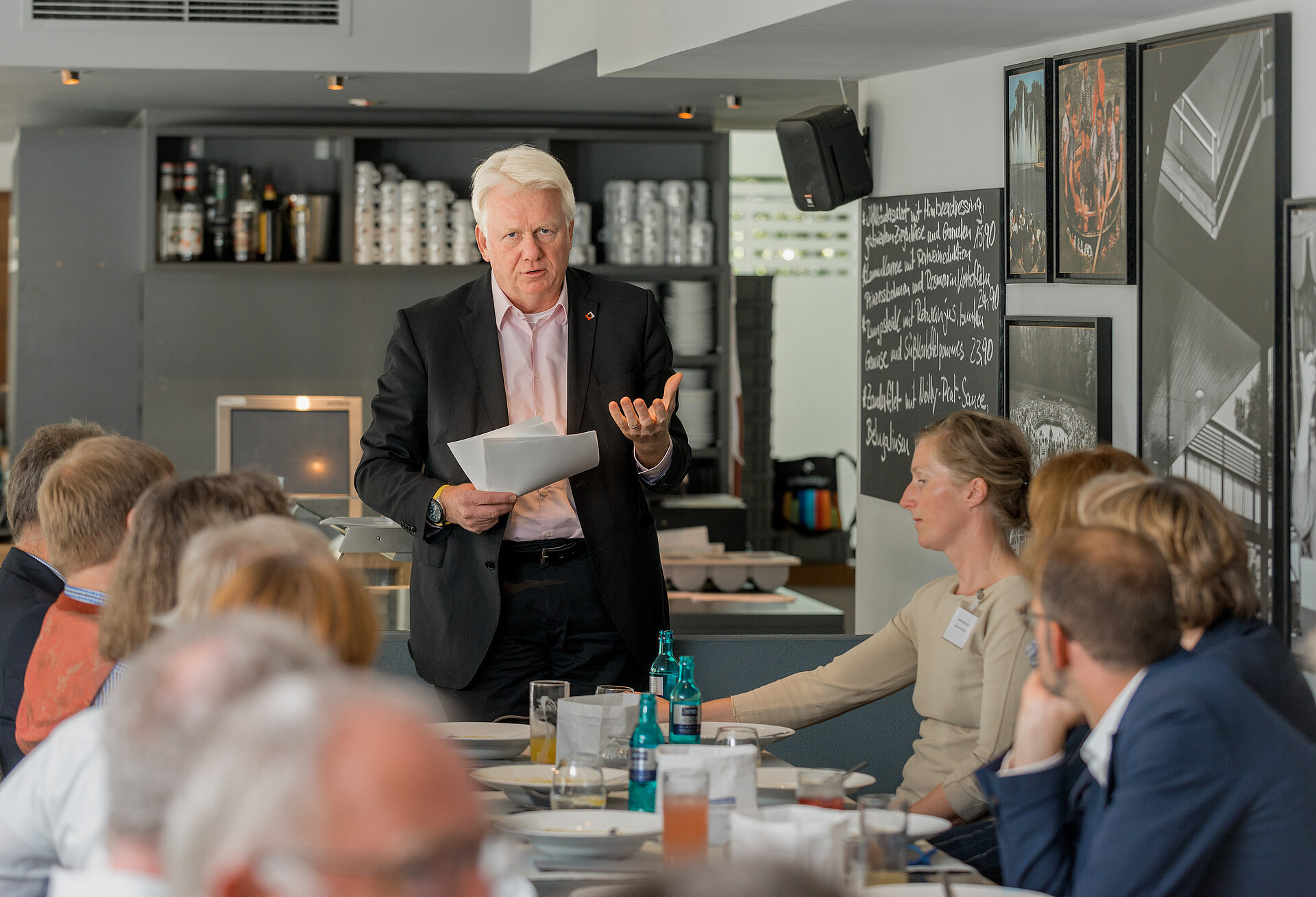 Das Bild zeigt Dortmunds Oberbürgermeister Sierau, der vor einer kleineren Gruppe einen Vortrag hält.