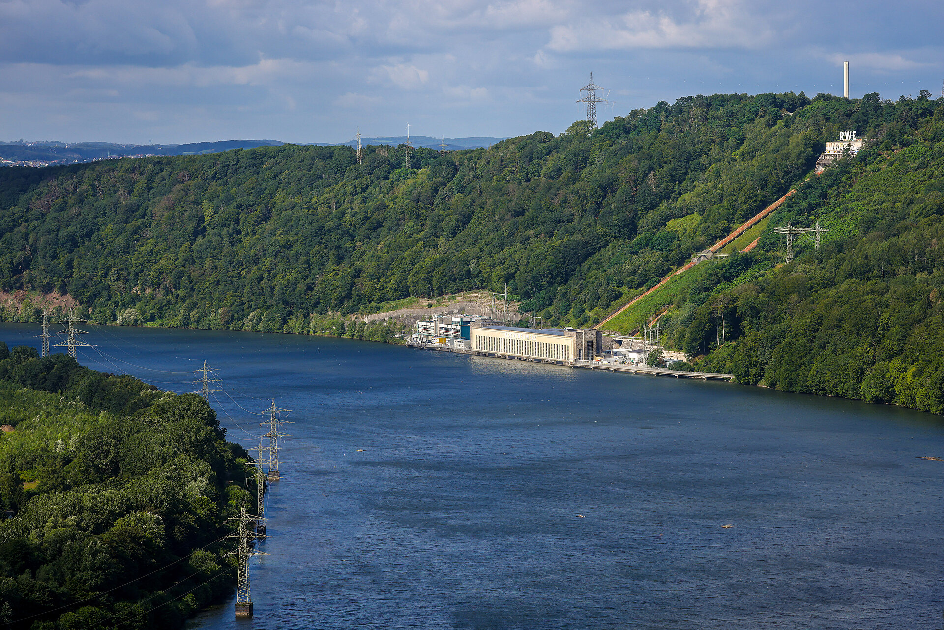 Blick auf die Ruhr mit dem Koepchenwerk am rechten Hang inmitten von Wäldern