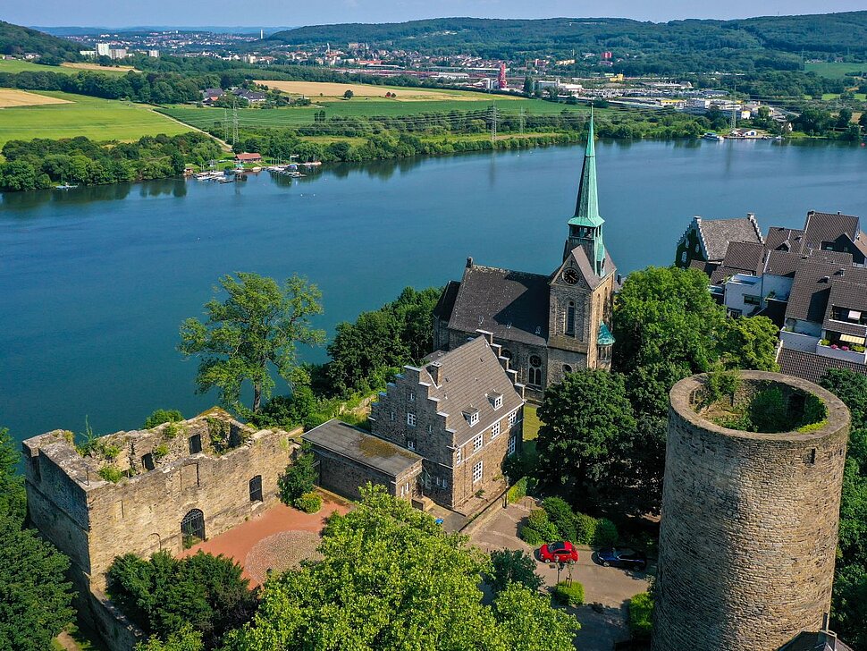 Drohnenaufnahme der Burgruine Wetter (Ruhr) mit Freiheit