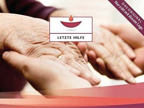 Flyer für Letzte Hilfe Kurse: Ein Paar alte Hände wird von einem Paar junger Hände ergriffen, darüber das Logo der Letzten Hilfe Kurse
