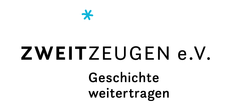 Das Logo zeigt in schwarzer Schrift den Namen des Vereins: "ZWEITZEUGEN e.V." Das Wort Zweitzeugen ist groß geschrieben. Das "Zweit" von Zweitzeugen ist fett gedruckt. Unter dem Namen steht in zwei Zeilen untereinander "Geschichte weitertragen" in schwarzer Schrift.. Über dem Wort "Zweitzeugen" ist ein hellblauer Stern.