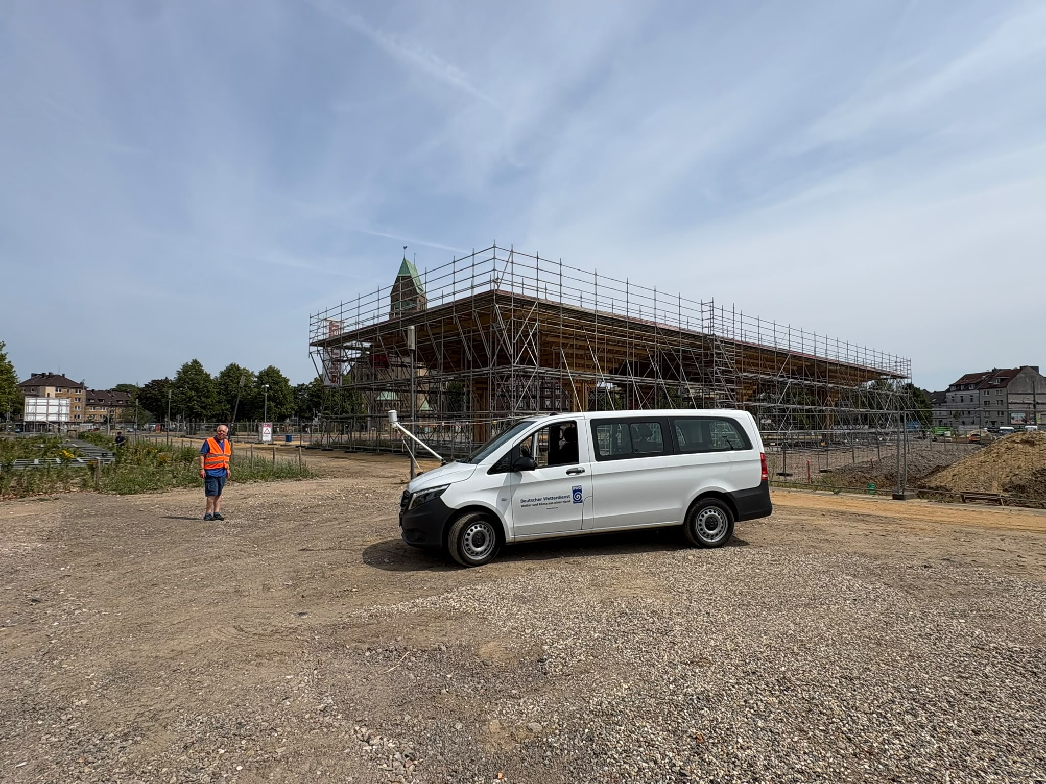 Messwagen des Deutschen Wetterdienstes Das Messfahrzeug des Deutschen Wetterdienstes steht vor dem noch im Bau befindlichen Eingang des IGA-Geländes in Duisburg