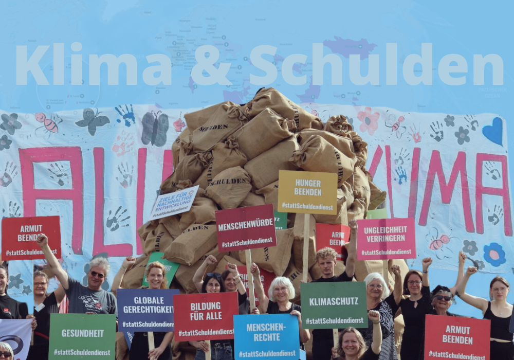 Aktion "Schuldenberg" von erlassjahr.de Auf dem Bild ist ein vier Meter hoher Berg aus Schuldensäcken zu sehen. Davor stehen Aktivist*innen mit Schildern, auf denen Forderungen stehen wie "Klimaschutz statt Schuldendienst" und "Menschenrechte statt Schuldendienst". Hinter dem Berg ist ein Transparent zur Klimagerechtigkeit und der Schriftzug "Klima & Schulden" künstlich eingefügt worden.