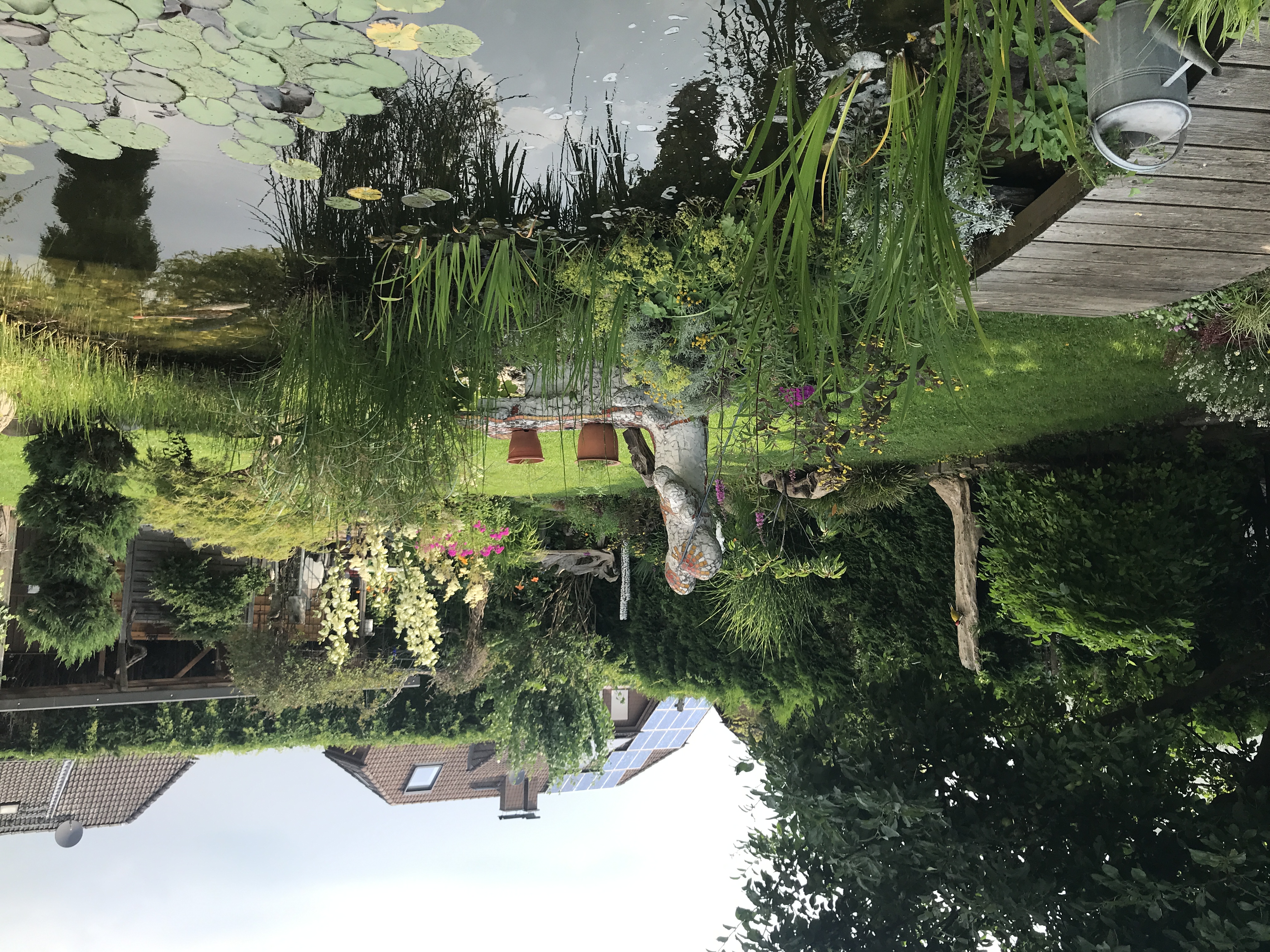 Naturnah angelegter Garten mit Bachlauf und Teich 