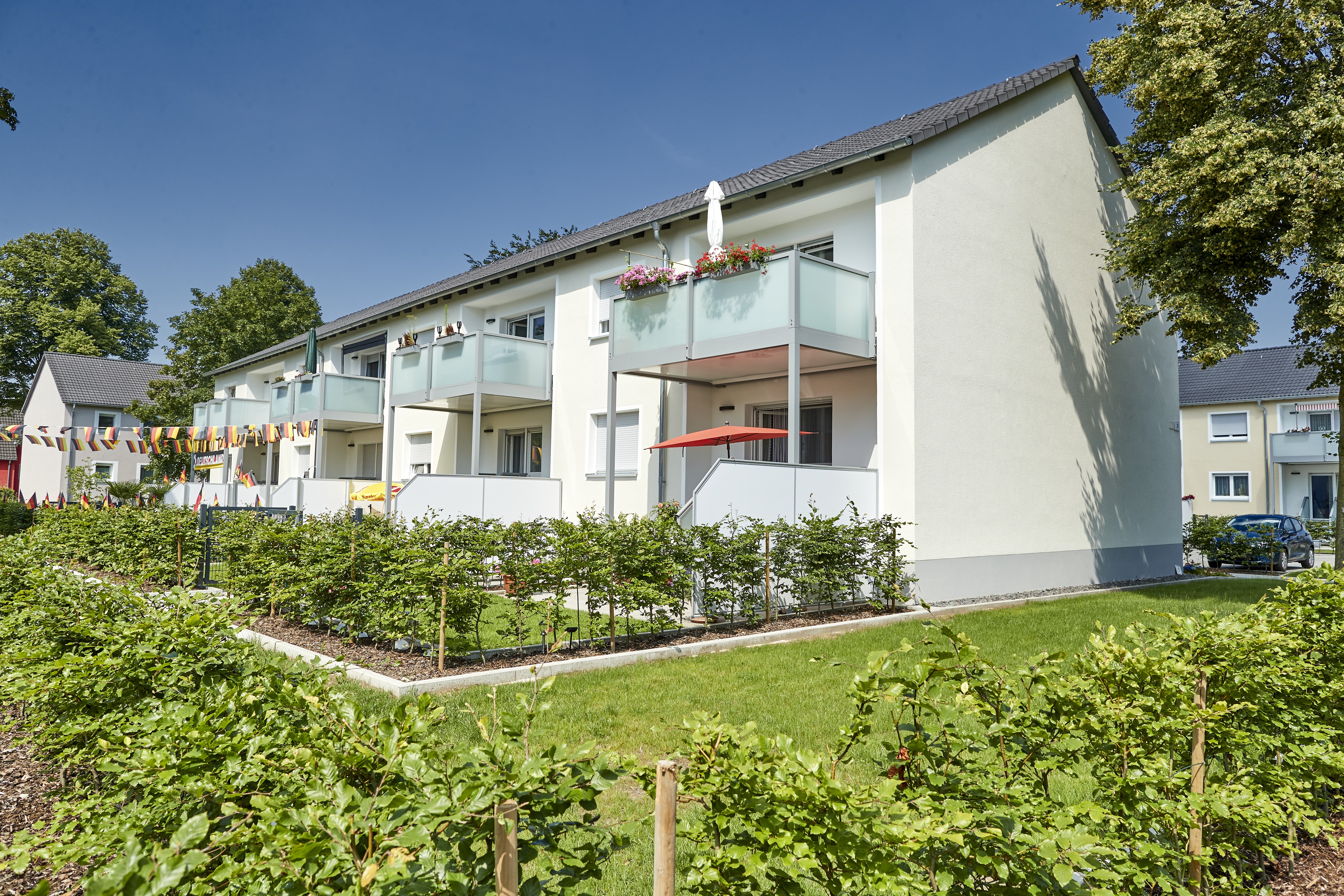 Wohnsiedlung mit Grünanlagen und Bänken