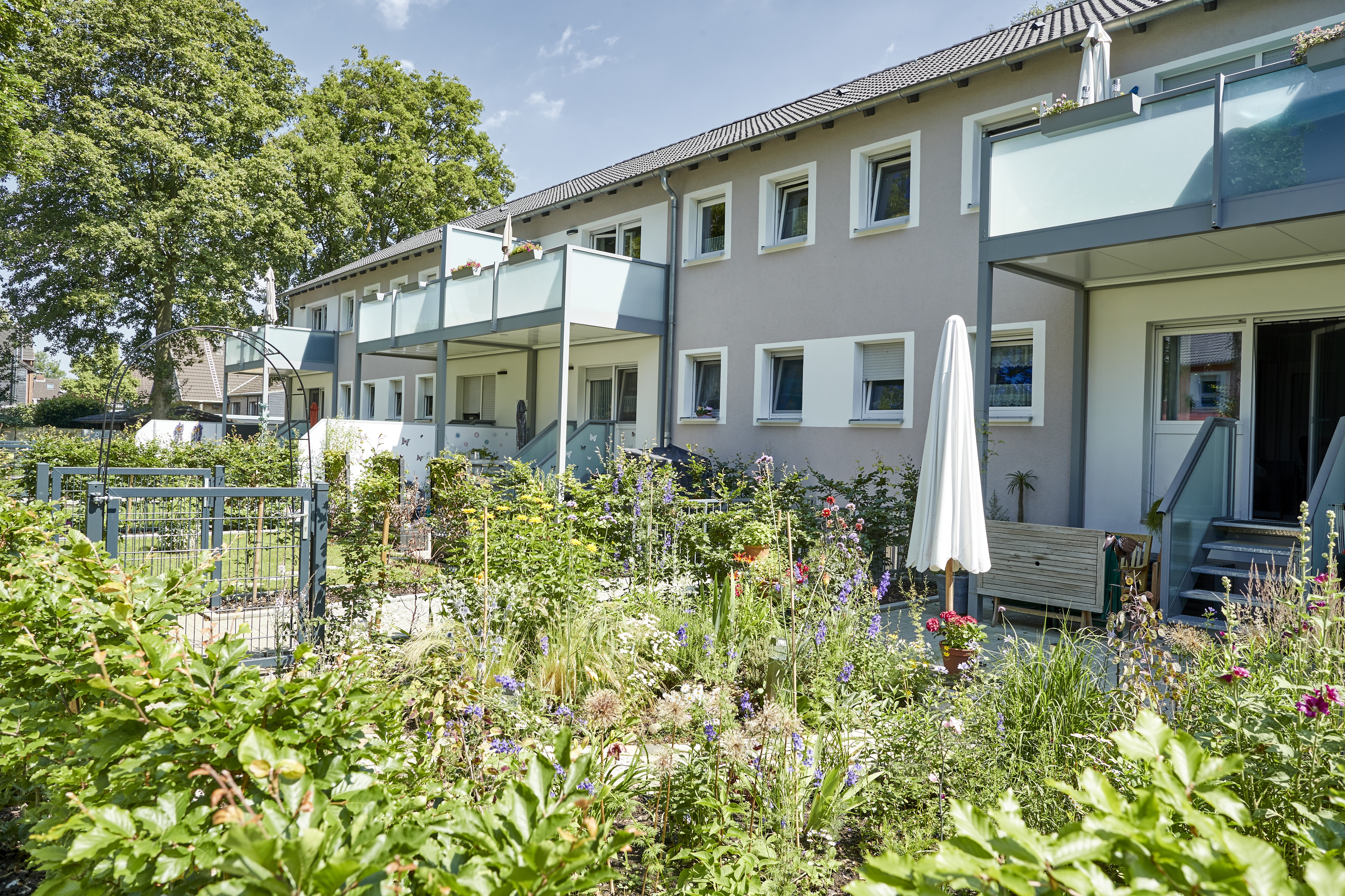 Wohnsiedlung mit Grünanlagen und Bänken