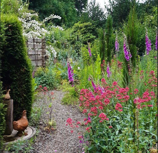 Verschlungener Gartenpfad