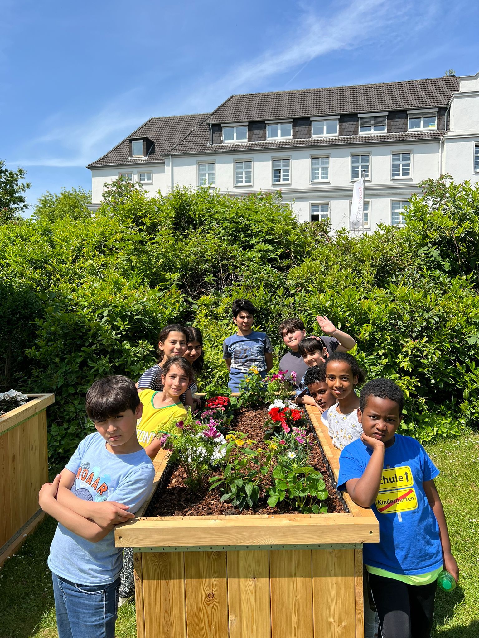 Interkultureller Hochbeetgarten Gladbeck Das Foto zeigt die Kinder der Bildungseinrichtung Primus an ihrem Hochbeet