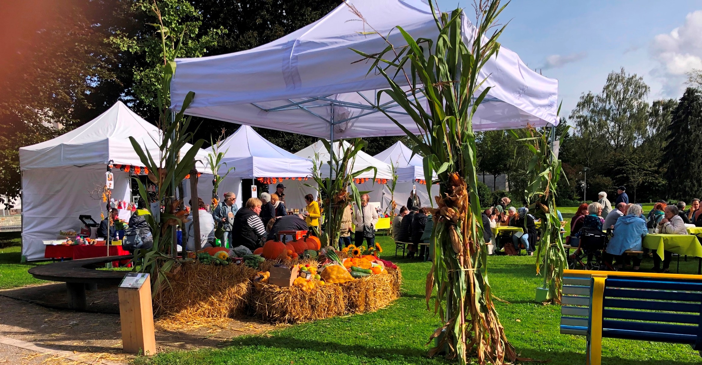 Interkultureller Hochbeetgarten Gladbeck Erntedankfest mit Erntedanktisch und Ständen