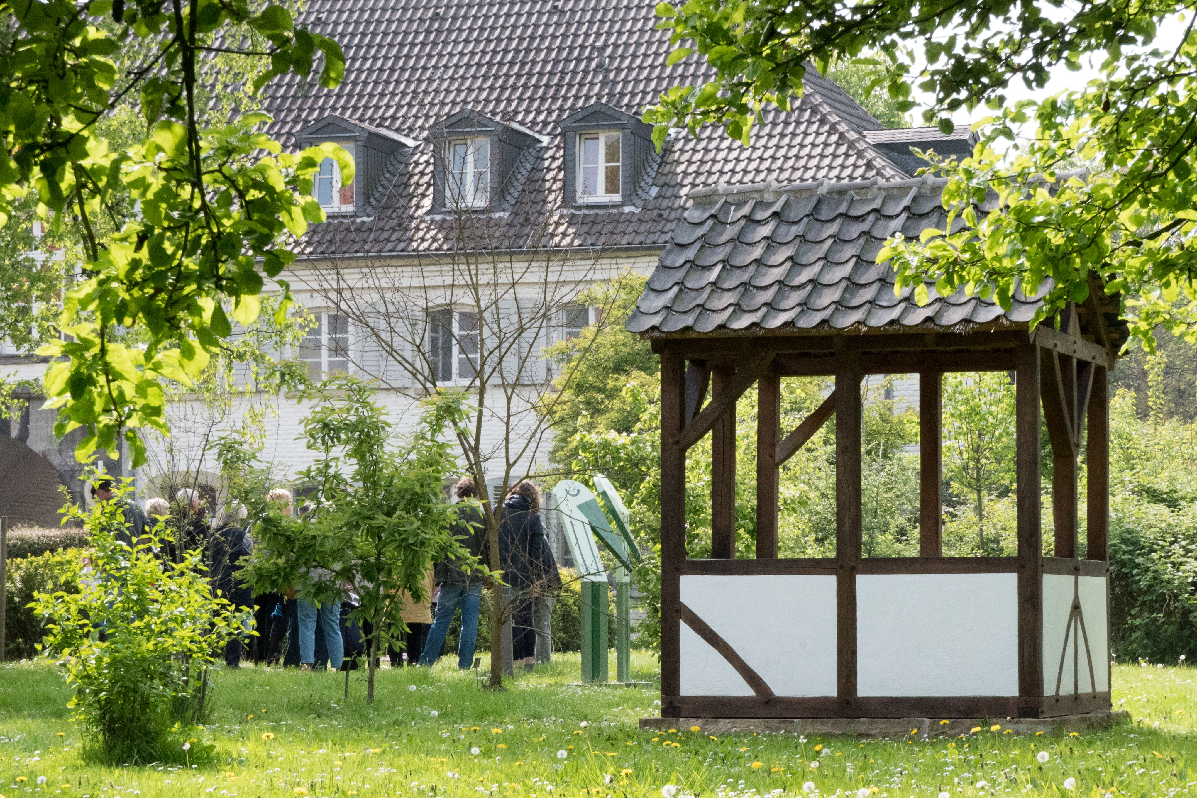Kräutergarten Kloster Saarn_Stefanie Horn_2017 Wiese mit Obstbäumen und Pavillon