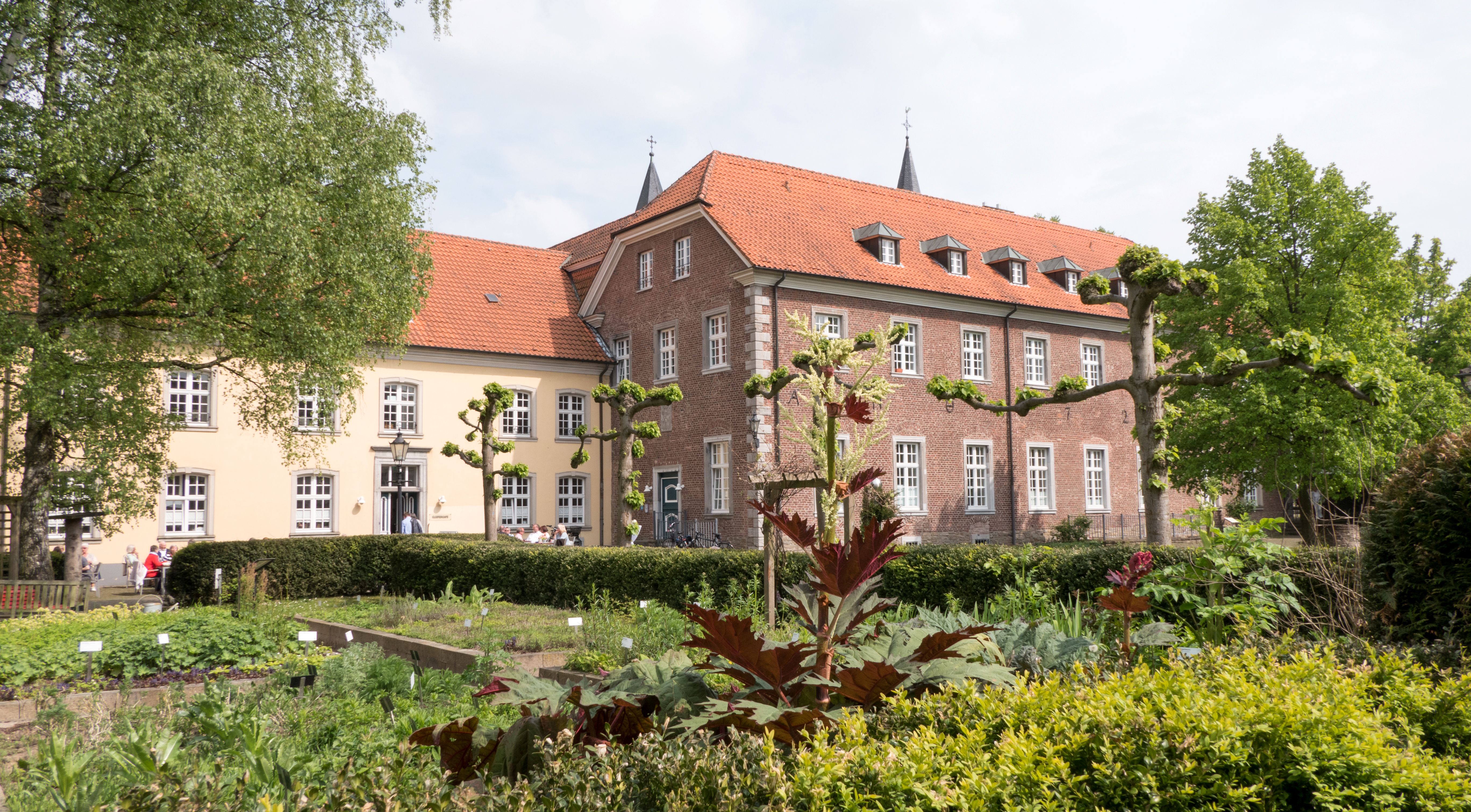 Kräutergarten Kloster Saarn_Stefanie Horn_2017 Kräuterbeete mit Klosteranalage im Hintergrund