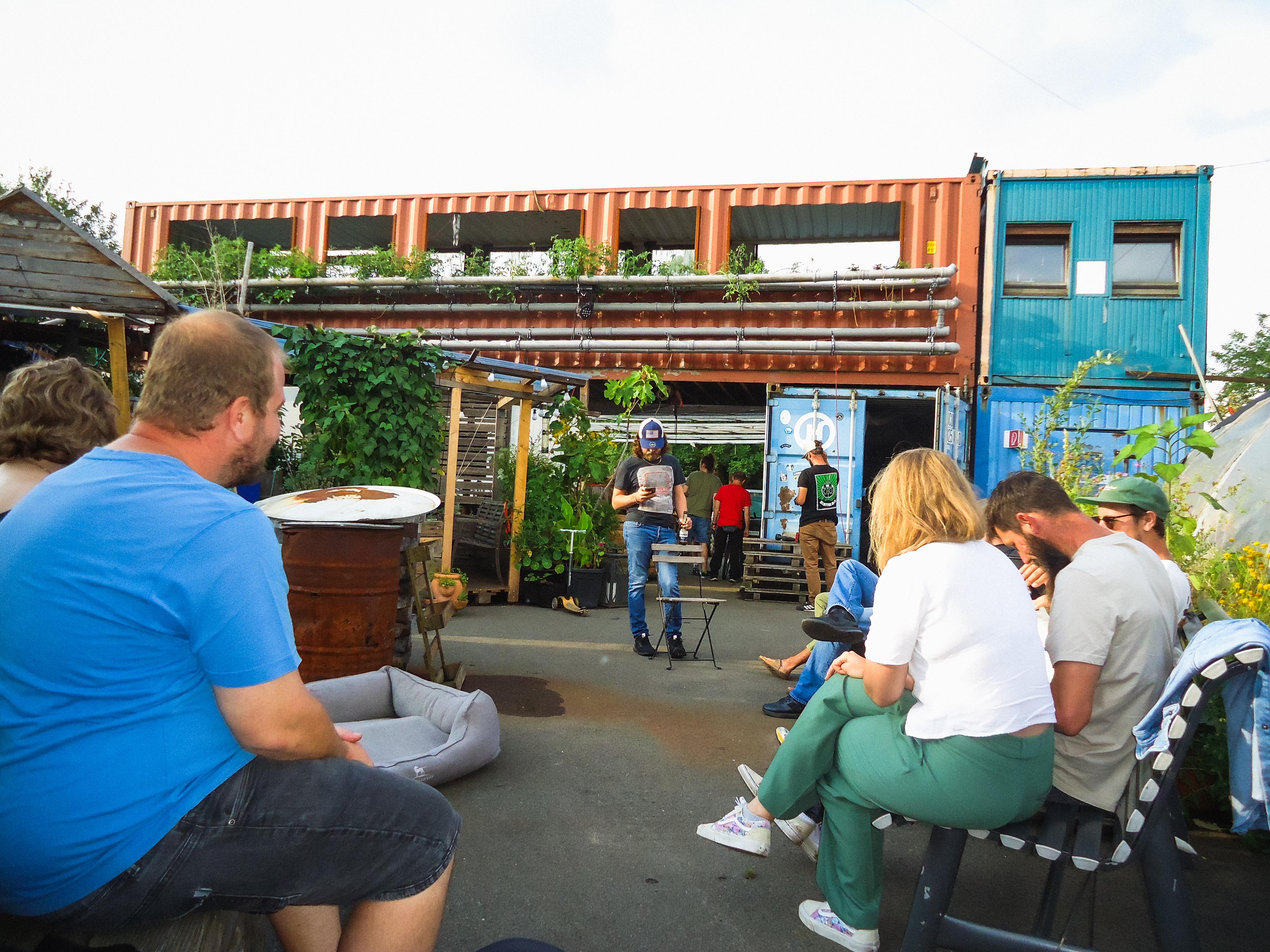 Pandora2.0_Dortmund_2024 Gestapelte Seecontainer mit vielen Pflanzen