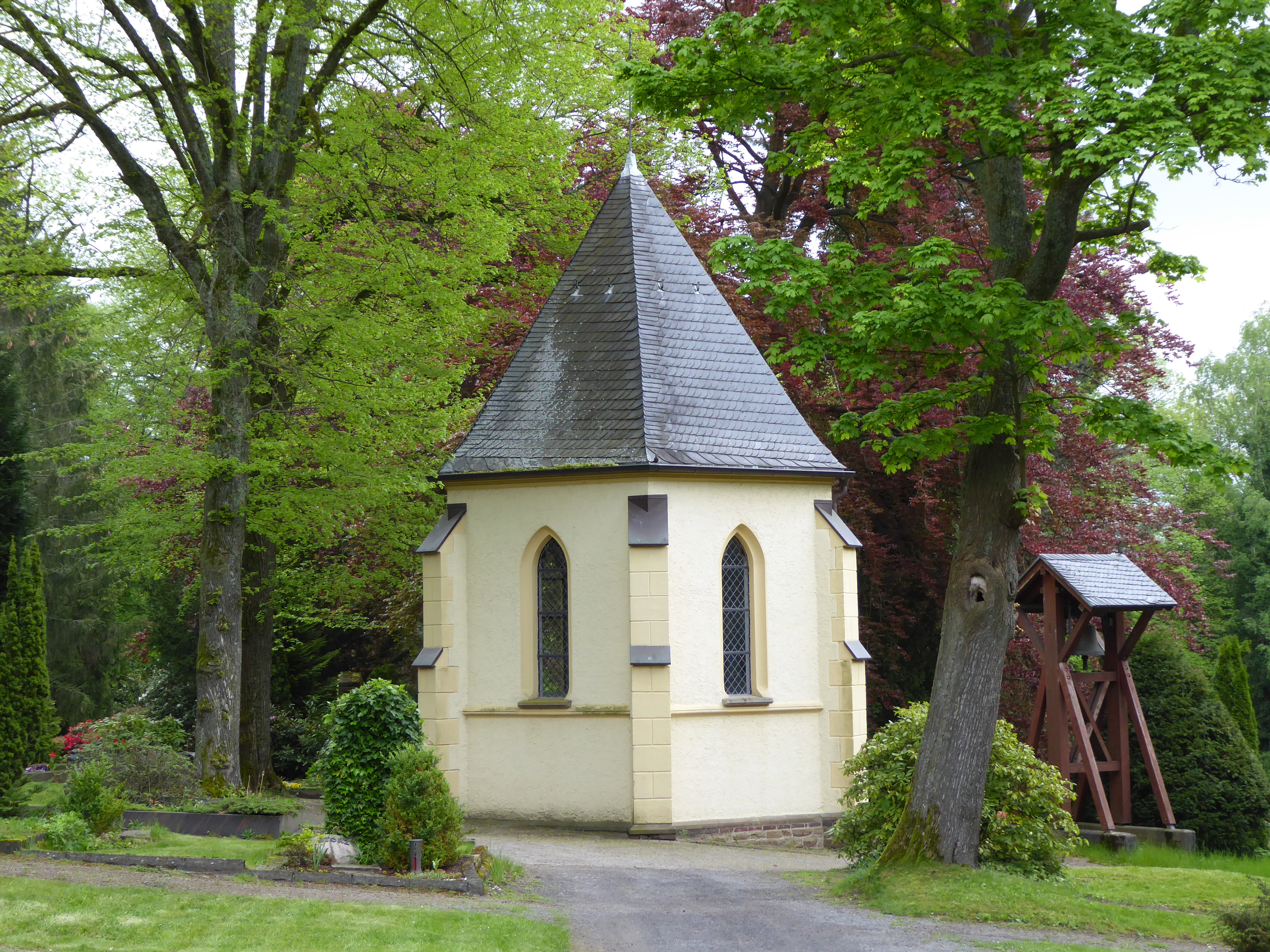 Alte Kapelle mit dichtem alten Baumbestand auf dem Friedhof der Ev. Kirchengemeinde Hagen-Haspe