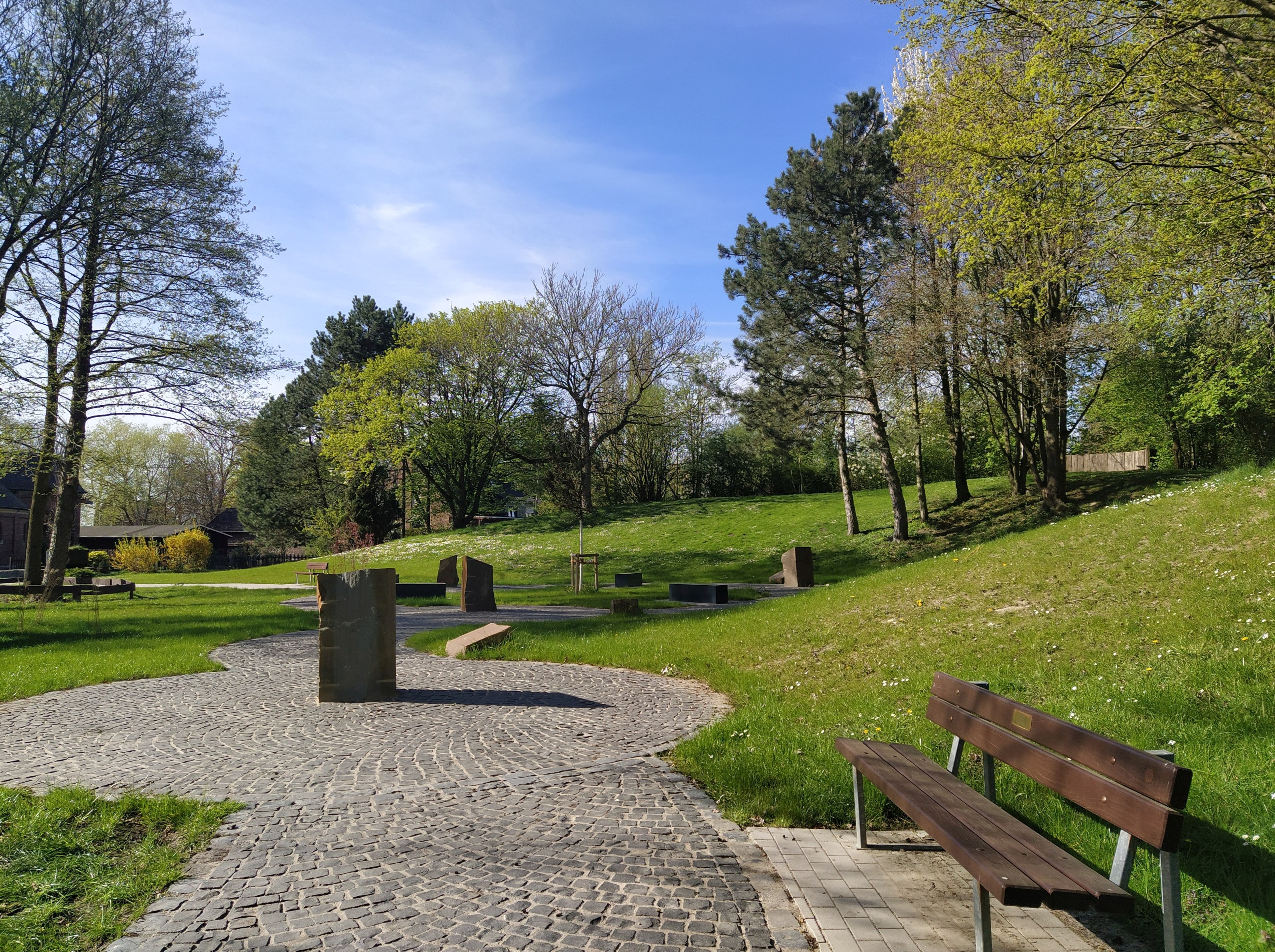 Garten der Religionen Recklinghausen Blick in den Garten mit Steinstelen und Bänken