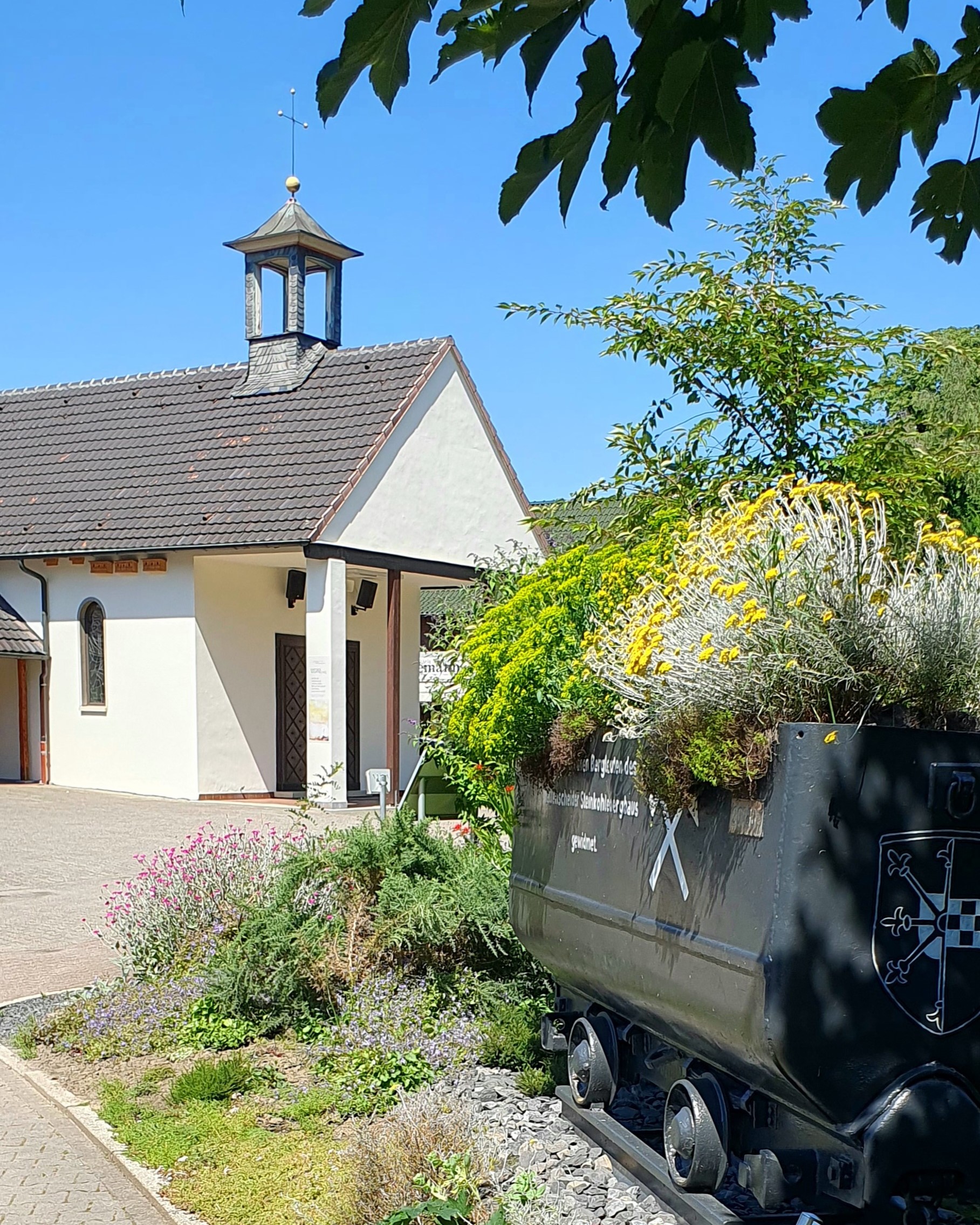 Kapelle des Evgl. Freidhofes Wattenscheid mit Mittelwagen Kapelle, Mittelwagen