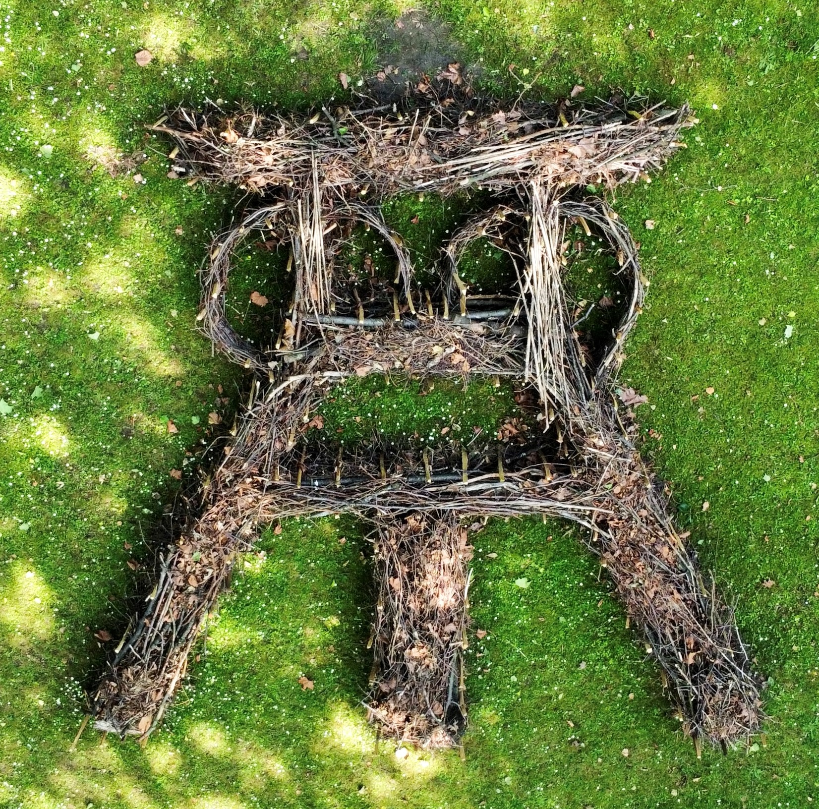 Benjeshecke in Form eines Förderturmes Einen Förderturm aus geschichtetem Holz