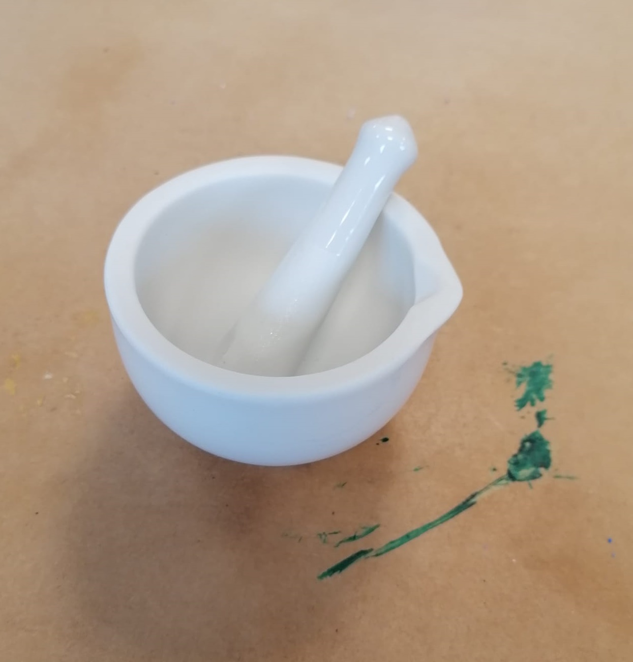 Färberworkshop_Schirrhof_2024 Es ist ein Mörser zu sehen, wie er zum Zerkleinern von Pflanzen zur Herstellung von natürlicher Farbe verwendet wird.