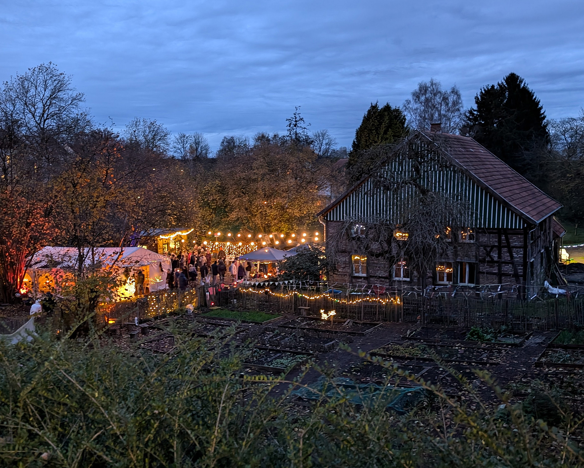 Günnemann-Kotten, Witten Der Günnemann-Kotten ist in der Dämmerung mit vielen Lichtern illuminiert.