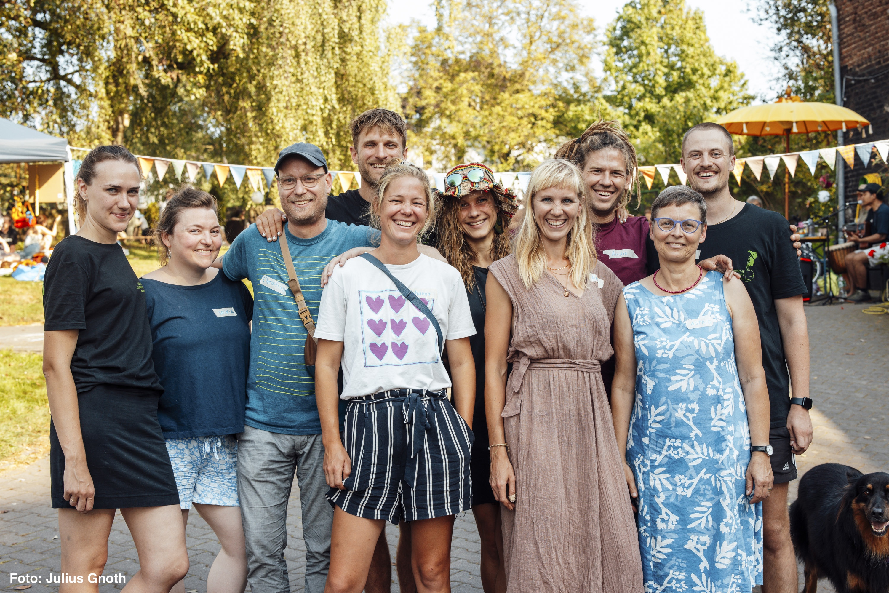 Auf dem Foto sieht man die Gärtner:innen und den Vorstand der Solawi Mülheim.